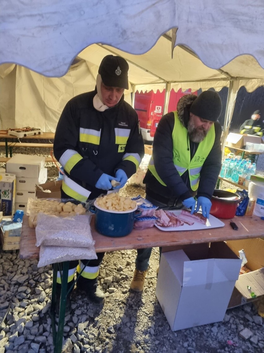 Krościenko: Strażacy przygotowują ciepłe posiłki dla uchodźców 