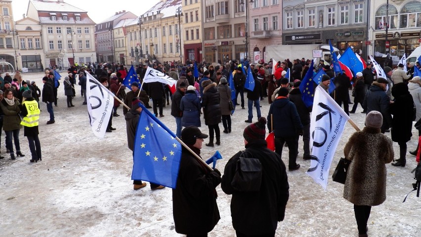 Manifestacja KOD na Starym Rynku w Bydgoszczy [zdjęcia, wideo] 