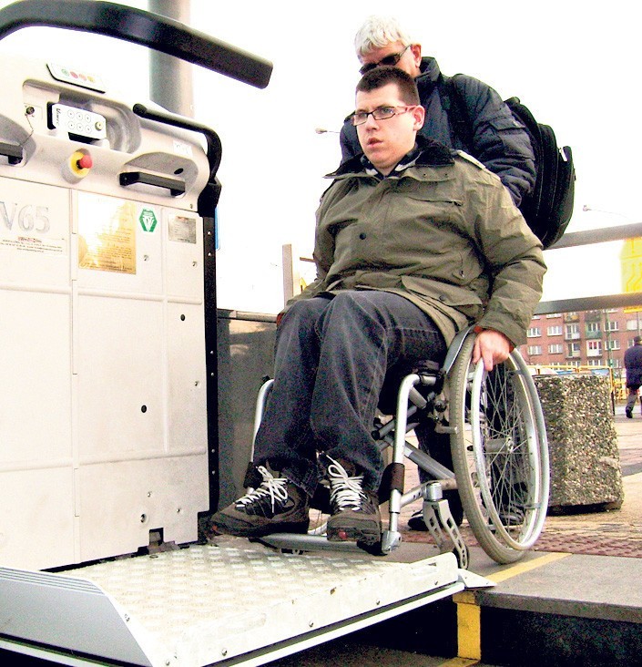 Niepełnosprawny powinien sam wjechać wózkiem na podest...