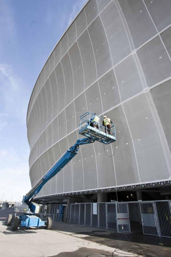 Wrocław: Ruszyło wielkie pranie niebrudzącej się membrany Stadionu Miejskiego (ZDJĘCIA)