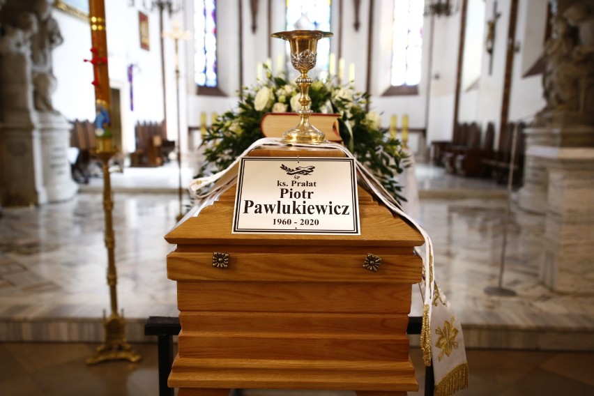 Pogrzeb ks. Piotra Pawlukiewicza. Znany rekolekcjonista spoczął na Cmentarzu Powązkowskim. Smutna ceremonia w pustym kościele