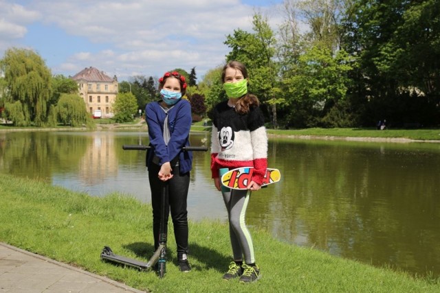 Ładna pogoda w sobotę 16 maja sprawiła, że spora część mieszkańców Kielc postanowiła spędzić sobotę na świeżym powietrzu, nie wyjeżdżając z miasta. Nad kieleckim zalewem, w Parku Miejskim i w lesie na Stadionie można było spotkać licznych spacerowiczów, biegaczy czy rowerzystów. Wokół kieleckiego zalewu spacerowały całe rodziny, często ze swoimi pupilami. Nie brakowało też rowerzystów.  Ciekawostką było pojawienie się na zalewie charakterystycznych biało-niebieskich łódek, którymi uczą się pływać młodzi adepci żeglarstwa. W lesie na Stadionie tłumów nie było. Tam także spacerowały całe rodziny. Można było spotkać sporo starszych osób uprawiających nordic walking, jak zwykle dużo biegaczy. Tutaj także pojawiali się rowerzyści.  W Parku Miejskim  po południu sporo osób wyszło na poobiednie spacery.



Zobaczcie zdjęcia z aktywnej soboty 16 maja w Kielcach