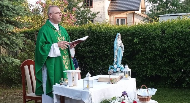 Szczerze zaskoczony i zadowolony był ks. Damian Jacek, wikariusz z parafii NNMP w Gorlicach, witając mieszkanców Stróżówki, który wczoraj uczestniczył przy kapliczce Załęskich w odśpiewaniu Litanii Loretańskiej, a potem odprawił przy niej mszę świętą o uchronienie wsi od klęsk żywiołowych i urodzaje.