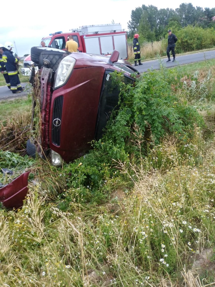 Wypadek w Szadku. Dachowało auto z trojgiem dzieci [zdjęcia]      