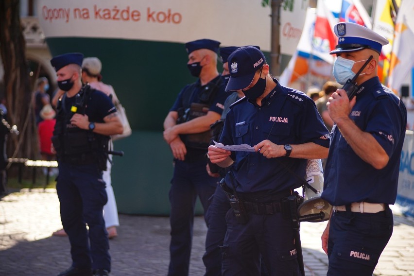 Protest na rzeszowskim Rynku w sprawie aresztowania Margot. "Władza wykorzystała policję do pokazu siły" - mówili aktywiści