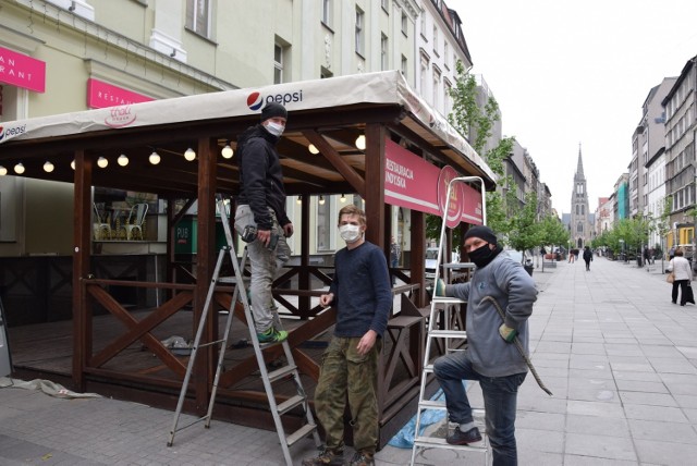 Katowice szykują się na otwarcie knajp i restauracji. Na Mariackiej budują ogródki i pucują lokale