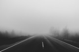 Ostrzeżenie przed gęstymi mgłami dla powiatu tomaszowskiego. Będzie niebezpiecznie na drogach!
