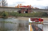 Na nowym moście nad Sołą w Oświęcimiu trwa końcowe odliczanie. Do finału budowy konstrukcji przeprawy pozostały 2 metry! Zobacz zdjęcia