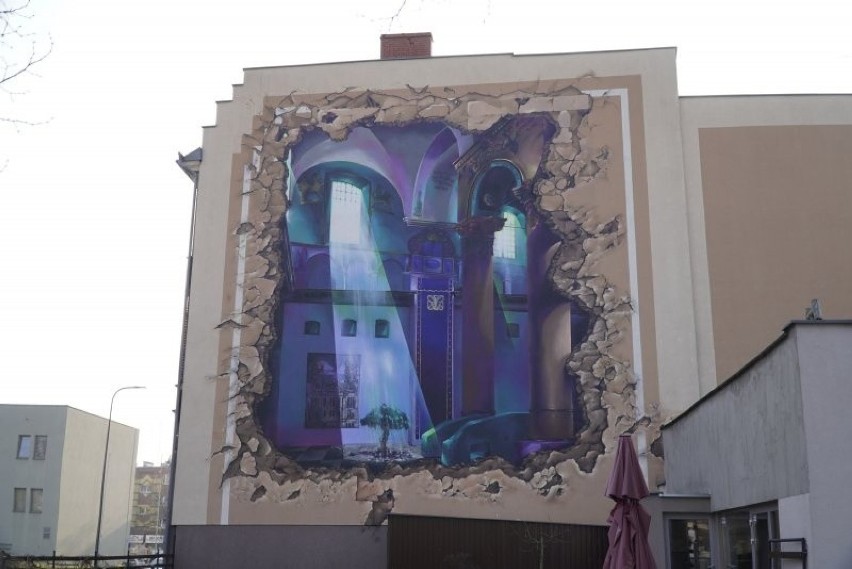 Racibórz: W mieście powstał nowy mural "Synagoga". Obok tego dzieła sztuki ulicznej nie można przejść bez emocji 