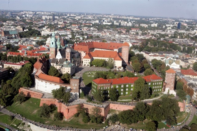 31.08.2008 krakow lot blekitny 24 helikopter ..panorama z gory widok smiglowiec n/z wawel wzgorze wawelskie fot. marcin makowka / polskapresse gazeta krakowska............ *** local caption *** prosze aby na kazdym zdjeciu dopisac " dzieki uprzejmosci tvn 24 " !!!