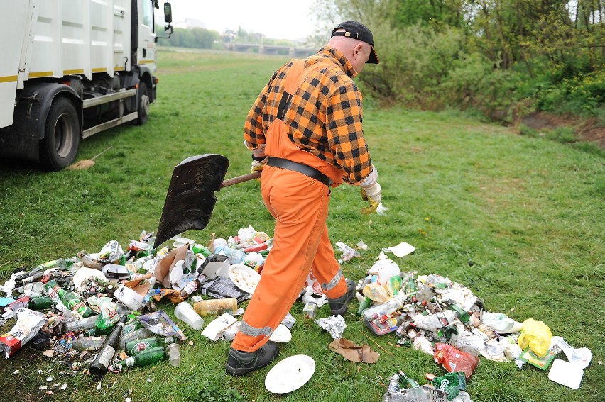 W poniedziałek nad Wartą pojawiły się śmieciarki.