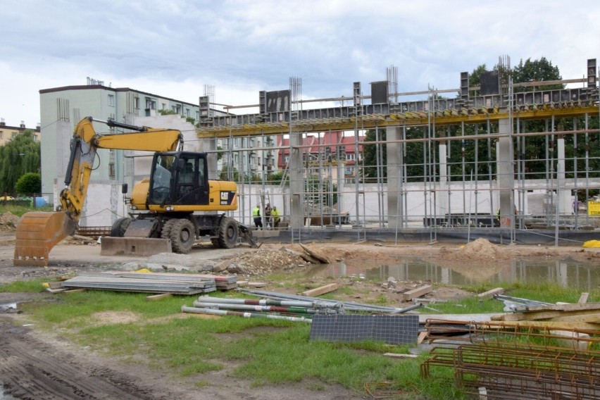 Szybko rosną mury nowej hali sportowej przy Szkole Podstawowej numer 2 w Końskich. Zobacz zdjęcia