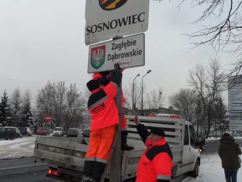 Sosnowiec: pierwsze &quot;witacze&quot; już stoją