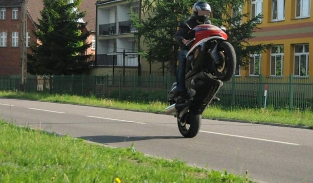 Po ostatnim naszym tekście dotyczącym nocnych rajdów motocyklistów, otrzymaliśmy od Czytelników mnóstwo informacji dotyczących ulic, na których odbywają się wyścigi zakłócające sen mieszkańcom Torunia.  Oto Top 12 ulic, po których szaleją kierowcy jednośladów.

Zobacz także: Nocami, kiedy ruch jest znikomy, na ulicach Torunia pojawiają się amatorzy jednośladów z wielkimi silnikami