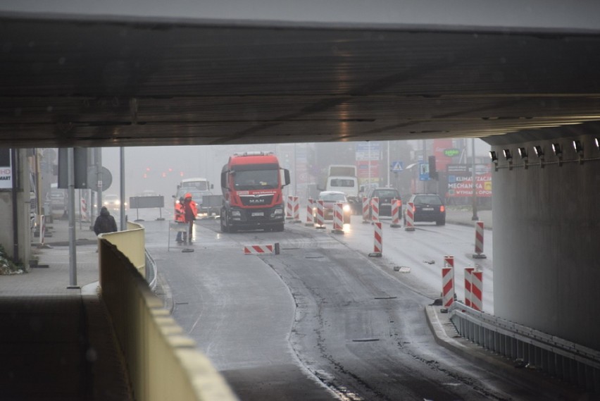 Asfaltowanie Krakowskiej odbywa się m.in. z wykorzystaniem...