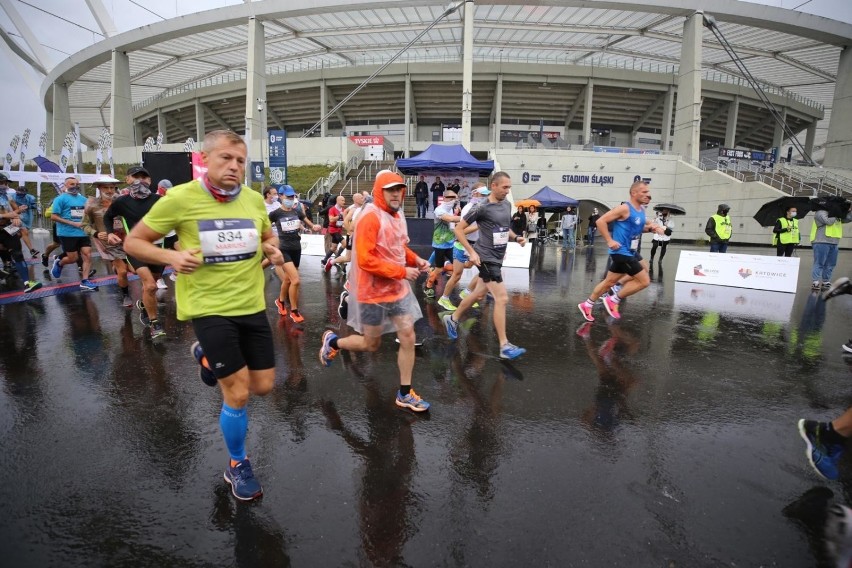 Biegacze na trasę Silesia Marathonu wyruszyli spod Stadionu...