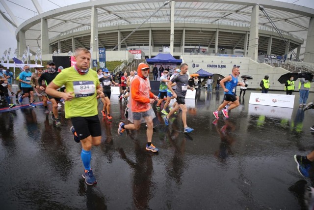 Biegacze na trasę Silesia Marathonu wyruszyli spod Stadionu Śląskiego  

Zobacz kolejne zdjęcia. Przesuwaj zdjęcia w prawo - naciśnij strzałkę lub przycisk NASTĘPNE