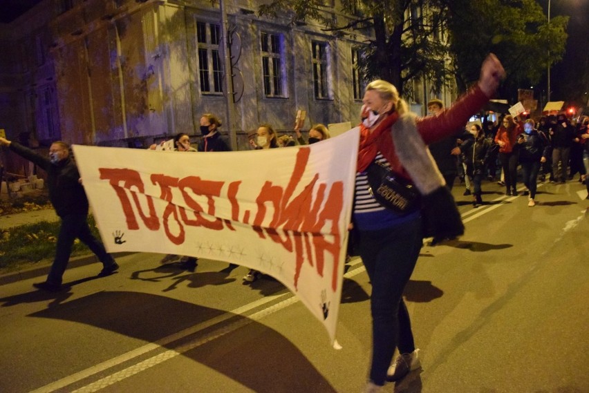 Strajk kobiet w Pruszczu Gdańskim po wyroku TK w sprawie aborcji. Tłumy pod biurem PiS |ZDJĘCIA, WIDEO