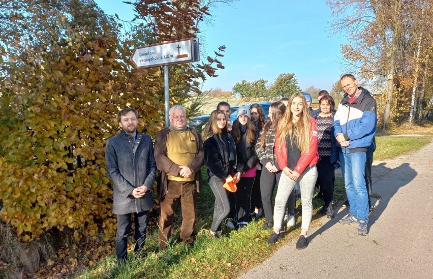 Pamiętają o cmentarzu ewangelickim w Józefowie (gm. Pątnów) FOTO