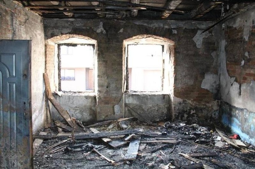 Wypalone wnętrze jednego z pomieszczeń po pożarze w 2017...