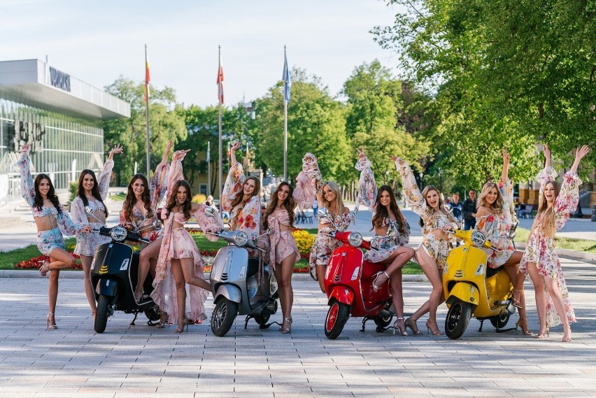 Miss Polski 2022. Zobacz kandydatki do tytułu Miss Polski w sesji zdjęciowej z Vespą w Krynicy-Zdroju