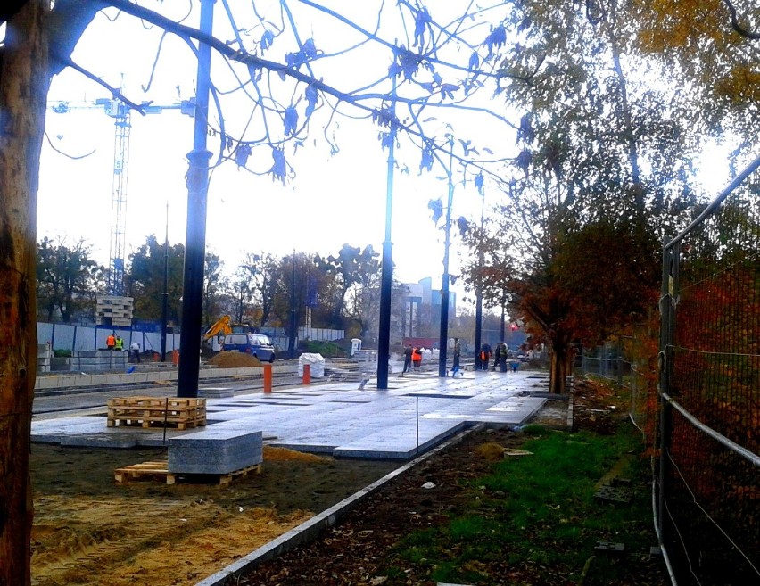 Widoczne postępy prac przy torowisku tramwajowym w okolicy Pl. Teatralnego