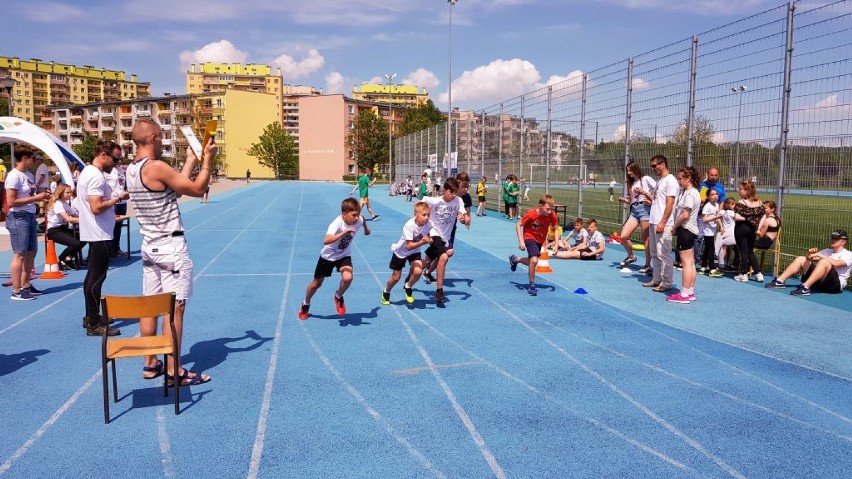 Wałbrzych: Lekkoatletyczne zmagania dzieci na boisku przy szkole 26