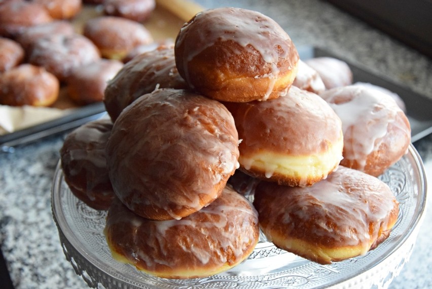 Pączki z lukrem i różą. Zobacz najlepszy przepis na Tłusty Czwartek. Zdjęcia i wideo