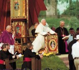  100 rocznica urodzin papieża Jana Pawła II. Wspominamy Karola Wojtyłę. W 1999 roku papież odwiedził Sopot i Pelplin [zdjęcia]