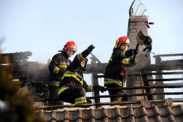 Sześć zastępów straży pożarnej gasiło pożar na ul. Dzielnicowej w Szczecinie [wideo]