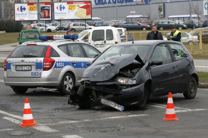 Wypadek na rondzie w Legnicy (ZDJĘCIA)