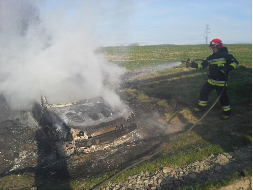 Pożar samochodu w Puńcowie, ranny kierowca [ZDJĘCIA]