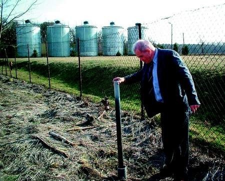 - W tym miejscu przed laty mieściło się jedno z szamb - informuje mieszkaniec Czempinia, Włodzimierz Tyliński. W tle stacja uzdatniania wody w Słoninie.  Fot. A. Kaczmarek