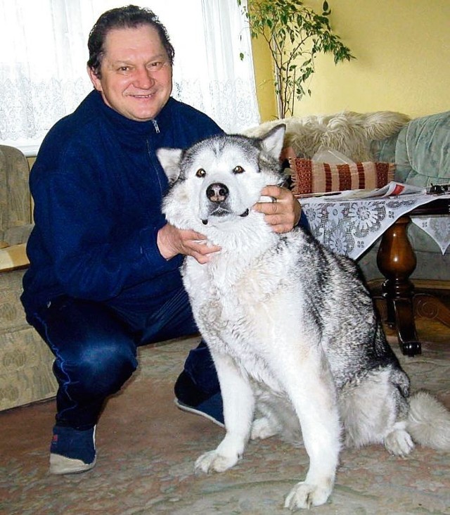 Stanisław Książyk z Bestią, najstarszym psem z jego hodowli