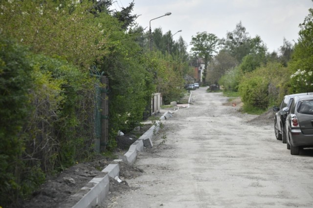 Na ulicy Godowskiej w Radomiu wykonawca ograniczył się do ułożenia krawężników. A chodnik miał być gotowy w zeszłym roku.