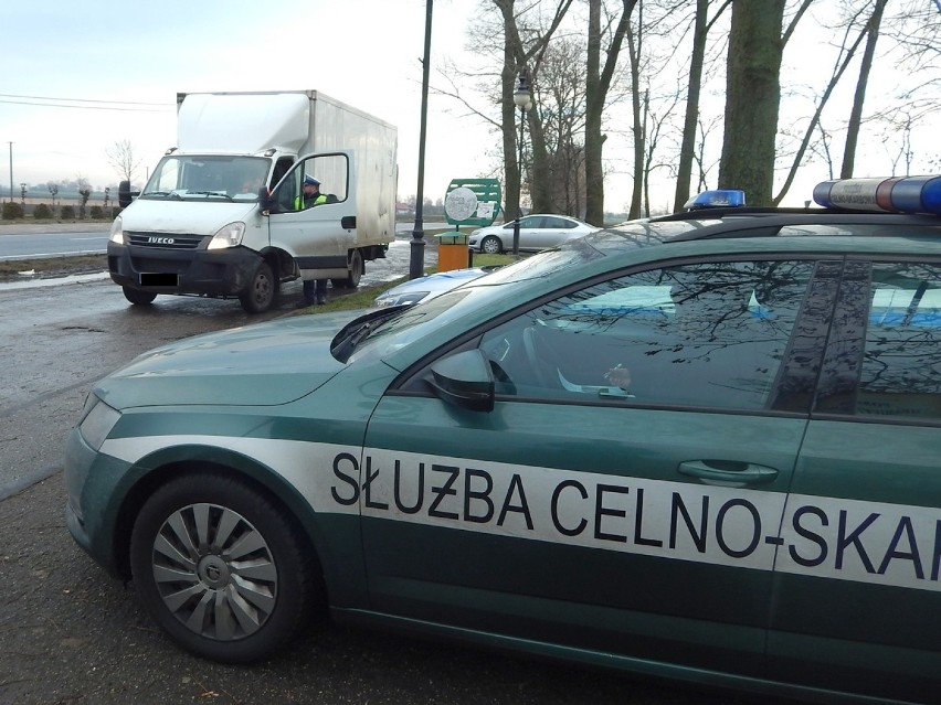 Wspólne działania policjantów i funkcjonariuszy KAS w powiecie radziejowskim. Sprawdzali ciężarówki przewożące paliwa [zdjęcia]