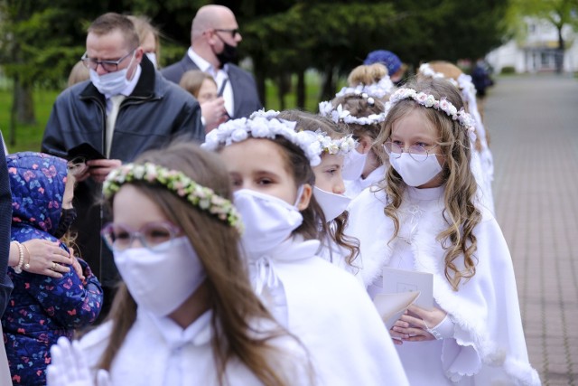 Maj to tradycyjnie miesiąc, w którym dzieci przyjmują po raz pierwszy komunię świętą. Nie inaczej jest w tym roku. Przyjęcia organizowane są z zachowaniem reżimu sanitarnego, w mniejszych grupach. Tak dziś (8.05) wyglądała komunia święta w parafii Chrystusa Króla w Toruniu. Dzieci podzielone zostały na dwie tury. Pierwsza grupa udała się do kościoła o godzinie 10, druga o godzinie 12. W wielu parafiach do kościoła wraz z dziećmi mogą wejść tylko rodzice. Imprezy komunijne, jak za dawnych lat, odbywają się w domach.

Zobacz też:
Aqua Toruń. Kiedy otwarcie i po ile bilety?
Tych budynków w Toruniu już nie ma