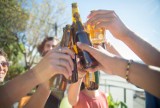 Piwo bezalkoholowe coraz popularniejsze. Sprawdź fakty i mity o piwie 0%. Czy kobiety w ciąży i dzieci mogą pić piwo bezalkoholowe?