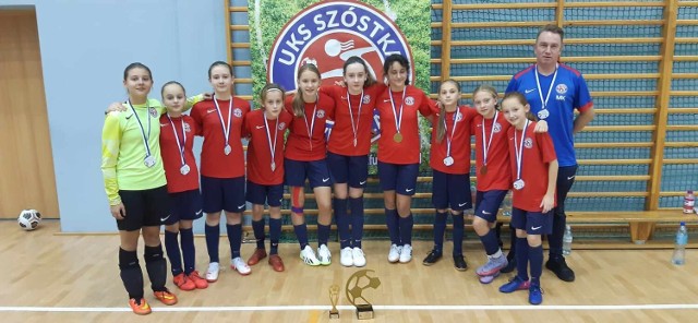 Dziewczęta UKS Szóstka Inowrocław, które wywalczyły zwycięstwo w turnieju "Aleks Cup" w Ciechocinku