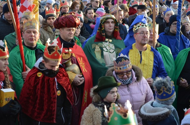 Uczestnicy i Trzej Królowie podczas ubiegłorocznego, barcińskiego orszaku. W tym roku będzie równie barwnie - zarówno w Barcinie jak i Żninie, Lubostroniu czy Gościeszynie