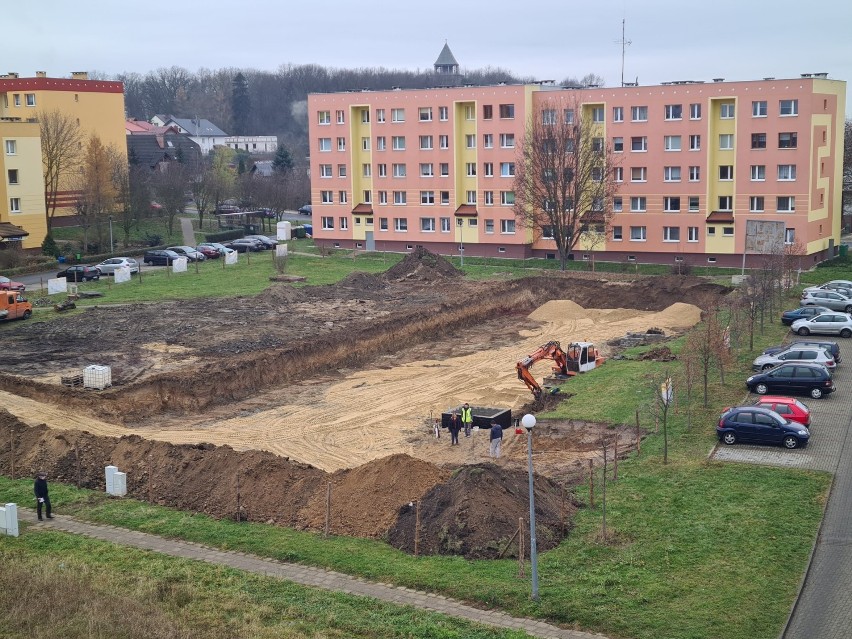 W Chojnowie powstaje potężny budynek Zielone Tarasy. Zobacz zdjęcia z budowy i wizualizacje! [GALERIA]