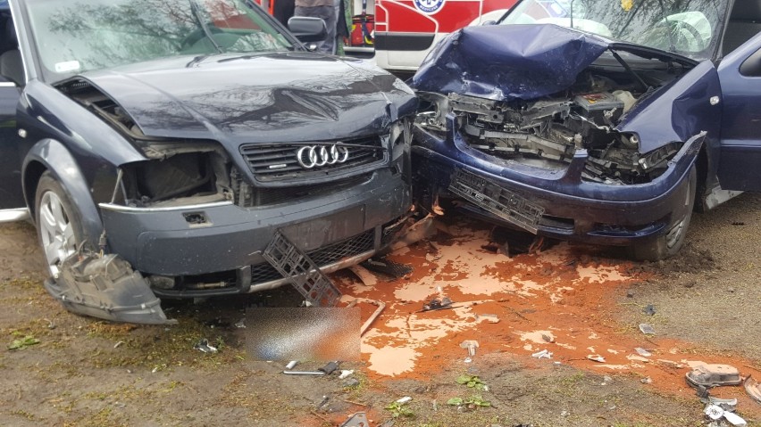 Wypadek w Gałowie koło Szczecinka. Rozbite dwa auta [zdjęcia]