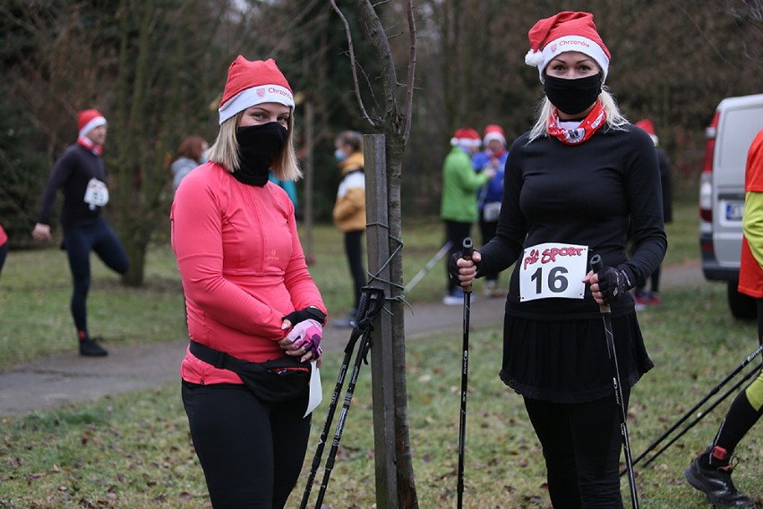 V Chrzanowski Cross Świętego Mikołaja. 65 osób wzięło udział w zawodach nordic walking [ZDJĘCIA]