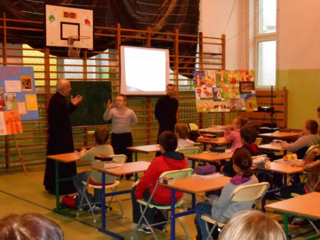 Około 50 katechetów z dekanatu spotkało się w Szkole Podstawowej nr 4 im. Jana Pawła II w Lubartowie.