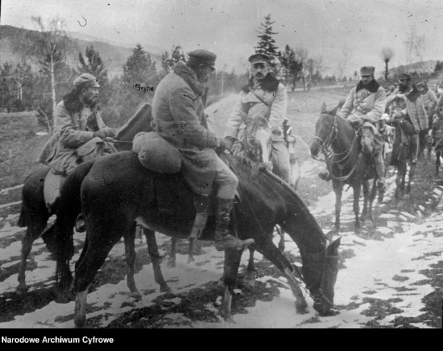 Bitwa pod Marcinkowicami podczas kampanii podhalańskiej. Na pierwszym planie widoczny Józef Piłsudski, fot. Narodowe Archiwum Cyfrowe