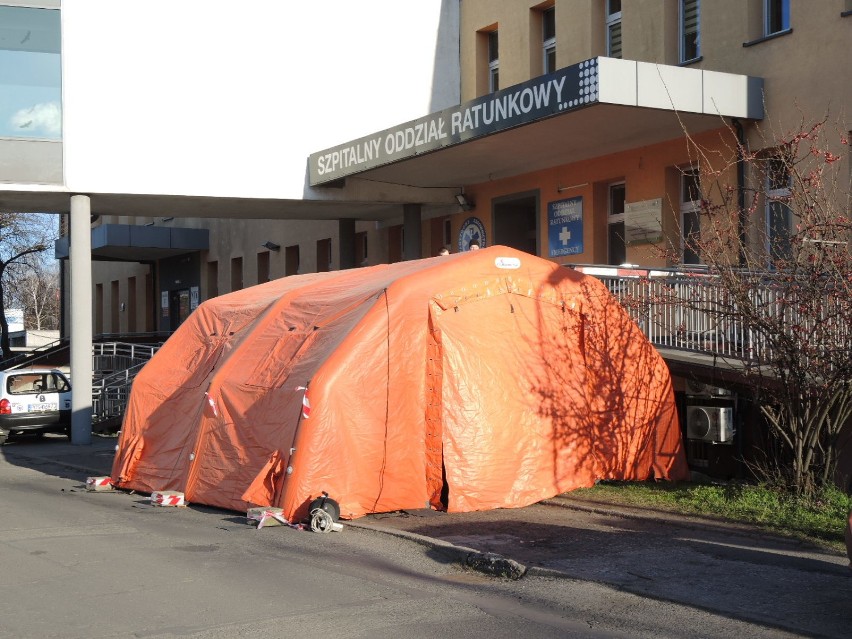 Szpital w Ostrowie Wielkopolskim. Przed placówką stanęły pomarańczowe namioty [ZDJĘCIA]