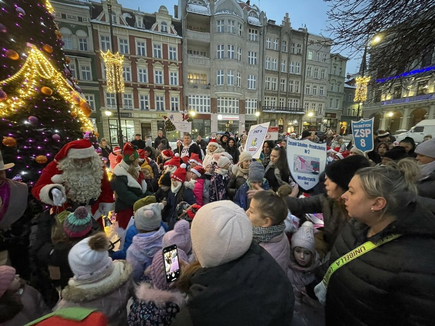 Dzieci i święty Mikołaj rozpaliły choinkę w rynku w...