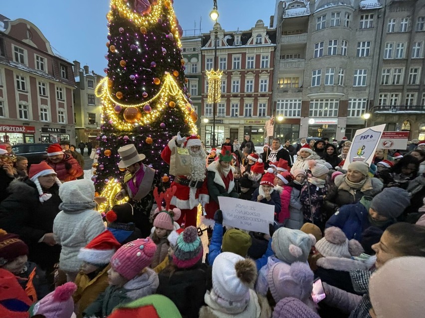 Dzieci i święty Mikołaj rozpaliły choinkę w rynku w...