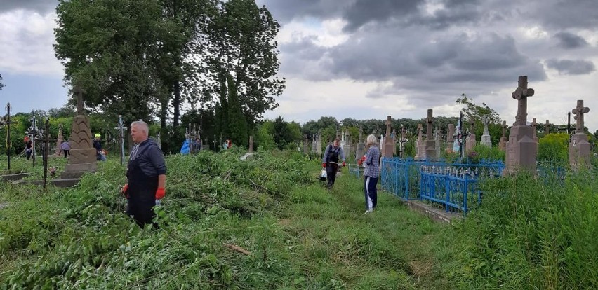 GÓRA. Sprzątają polskie cmentarze na Ukrainie. Starają się ocalić od zapomnienia mogiły pradziadów [ZDJĘCIA]