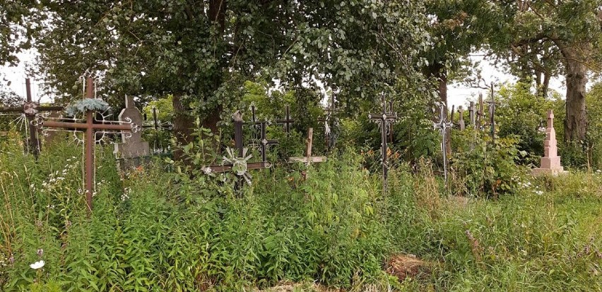 GÓRA. Sprzątają polskie cmentarze na Ukrainie. Starają się ocalić od zapomnienia mogiły pradziadów [ZDJĘCIA]